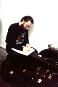 Pedr&iacute;n firmando aut&oacute;grafos